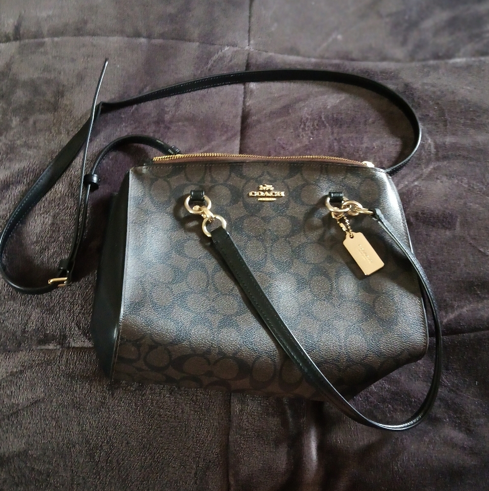 Coach Purse With Removable Long Adjustable Straps Lots of Space & Compartments
